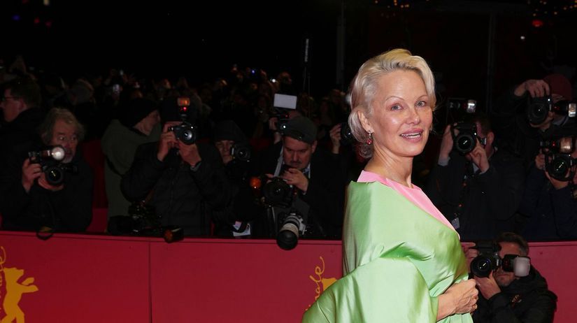 Pamela Anderson opat ohromila Za tuto robu by sa nehanbila ani Grace Kelly Dua Lipa predvadzala nahu pokozku v priehadnej cipke