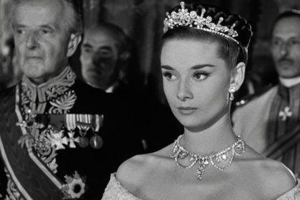 Podoba ktora berie dych Slavna herecka stvarni ikonu Audrey Hepburn su ako dvojcata