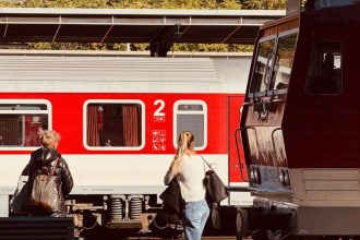 Poziar zastavil zeleznicnu dopravu vlaky v Bratislave stoja