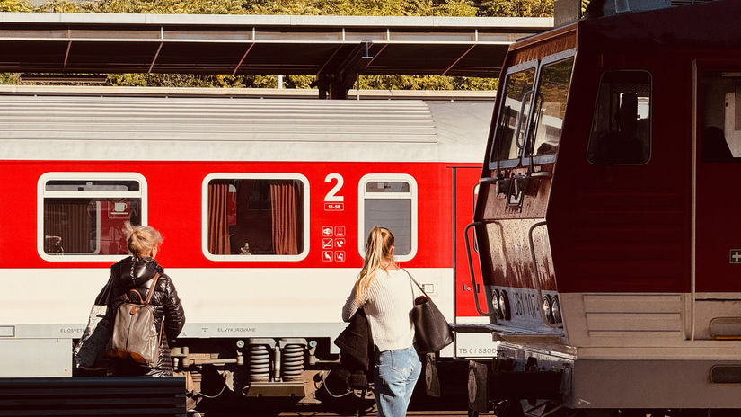 Poziar zastavil zeleznicnu dopravu vlaky v Bratislave stoja