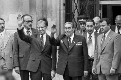 Proti Dubcekovi poslali tanky v Rusku ho zacali prijimat na milost Breznevovi by chceli postavit sochu