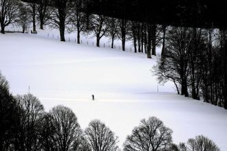 Prve snezinky nahradil v Bratislave sneh Strednu Europu caka vlna snezenia v Alpach hrozi extrem