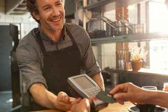 Slovaci coraz viac platia bezhotovostne Od marca budu muset podnikatelia umoznit platbu kartou alebo QR kodom