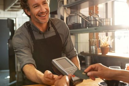 Slovaci coraz viac platia bezhotovostne Od marca budu muset podnikatelia umoznit platbu kartou alebo QR kodom