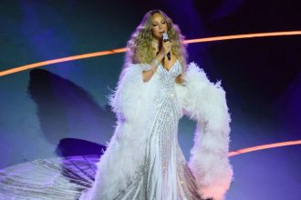 Svetova hviezda mala ocharit miliony realita bola ina Vystupenie Mariah Carrey na otvoreni ZOH vyvolalo silnu vlnu kritiky