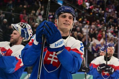 Tak co chlapci mysleli ste si ze prehrame vsak Slovaci pobili novinarov Slafkovsky chce nastupit s ladovym obkladom