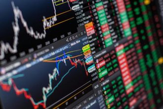 Trhy ropa a drahe kovy prudko klesli Trumpova zmena postoja k Iranu prepisala plany investorov