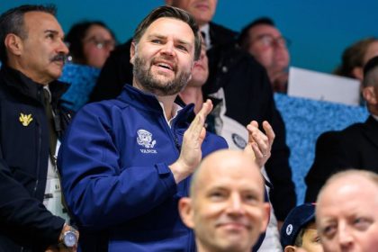 Tristo ochrancov 14 lietadiel Americky viceprezident dorazil na olympiadu pozrel si hokej