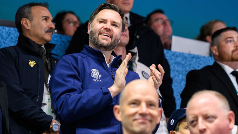 Tristo ochrancov 14 lietadiel Americky viceprezident dorazil na olympiadu pozrel si hokej