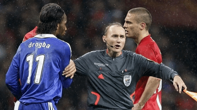 V praci zachranuje zivoty na ihrisku ho napadli a oblievali pivom Futbal nicia sialene peniaze Rozhodcov coskoro vyzenou hovori Slysko