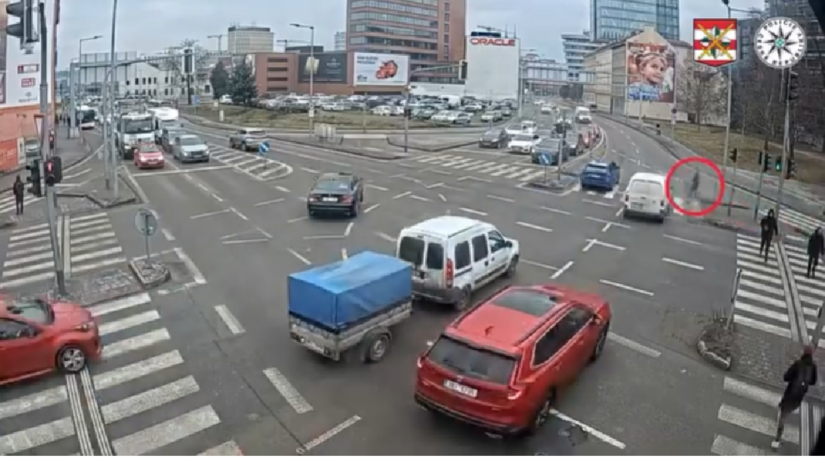 VIDEO Desiva zrazka na priechode Zenu zrazilo auto ked nan vosla na cervenu