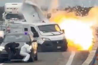 VIDEO Drsne zabery ozbrojene komando rozputalo peklo na dialnici prepadlo pancierovanu dodavku