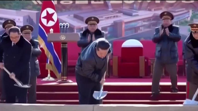 VIDEO Kim Cong un s lopatou v ruke odpalil naloze