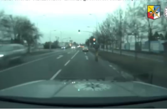 VIDEO Muz unikal policajtom na elektrickej kolobezke Jeho dobrodruzstvo sa skoncilo az narazom do auta