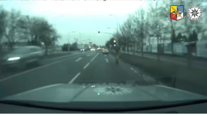VIDEO Muz unikal policajtom na elektrickej kolobezke Jeho dobrodruzstvo sa skoncilo az narazom do auta