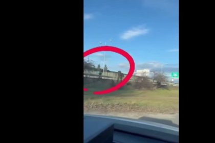 VIDEO Vesele jazdenie po dialnici Policajti na D1 zachranovali zivot riskujuceho kolobezkara