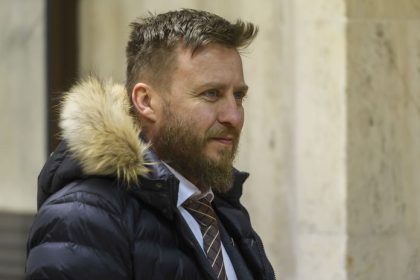 Vakciny oznail za biologicke zbrane Vyroky Kotlara v ceskom parlamente uz preveruje policia