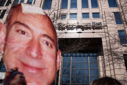 Velke prepustanie v denniku Washington Post Riaditel odstupil protesty proti majitelovi Bezosovi