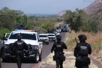 Zablokovali cesty podpalovali aut aj podniky Anarchia v Mexiku Vsetko je v poriadku ubezpecuje sef FIFA pred MS vo futbale