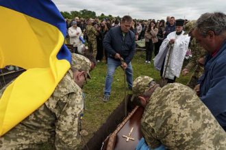 Zivy v hrobe nazive Co sa stane s peniazmi ktore stat poskytol rodine ukrajinskeho vojaka omylom oznamenaneho za mrtveho