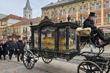 Zlata truhla a honosny koc Kosice sa lucia s romskym kralom Robertom I Na pohreb prisli desiatky ludi okolie strazi policia