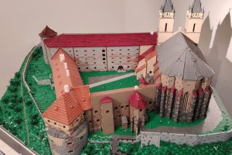 oblubena hracka nema hranice pohyblivy potterov parny stroj a benediktinsky klastor z lega pritahuju davy