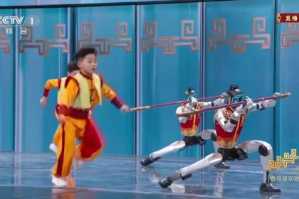 video uzasne divadlo suboj cinskych deti a robotov v kung fu kto bol lepsi