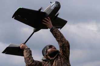 493 de Rusko a Ukrajina si v noci navzjom napadli dronmi s mtvi a zranen Rusi zasiahli prodnicu