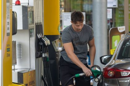 Ceny na cerpacich staniciach stupaju a Slovaci plnia kanistre do zasoby Za nespravne skladovanie benzinu vsak hrozi pokuta Kolko litrov a v akej nadobe mozete mat doma