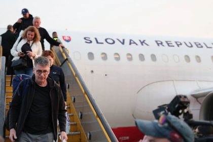 Chaos pri evakuacii z Blizkeho vychodu Oman je preplneny Slovaci cakaju na povolenie