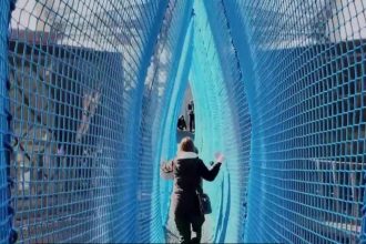 Eiffelova veza otvorila visuty sietovy most turisti kraju vo vyske 60 metrov nad Parizom