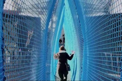 Eiffelova veza otvorila visuty sietovy most turisti kraju vo vyske 60 metrov nad Parizom