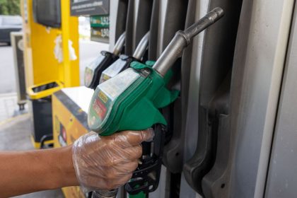 Iransky konflikt Bude cena benzinu a nafty na Slovensku dve eura