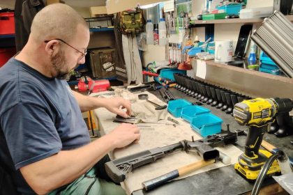 Ked zacinal nikto ho nebral vazne Teraz slovensky zbrojar vyvaza zbrane do desiatok krajin a pripravuje obrovsku zakazku pre nasu armadu