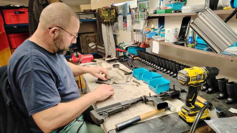 Ked zacinal nikto ho nebral vazne Teraz slovensky zbrojar vyvaza zbrane do desiatok krajin a pripravuje obrovsku zakazku pre nasu armadu