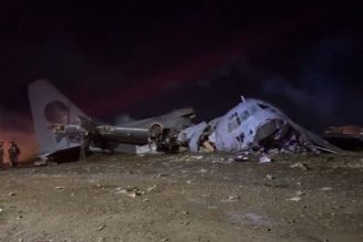 Lietadlo v Bolivii spadlo na cestu zomrelo najmenej 15 ludi bolo plne penazi bankovky sa z neho rozleteli