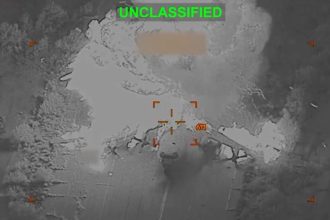 Masivne utoky na letisko v Irane Americania predviedli ako lietadla roztrhavaju na kusy