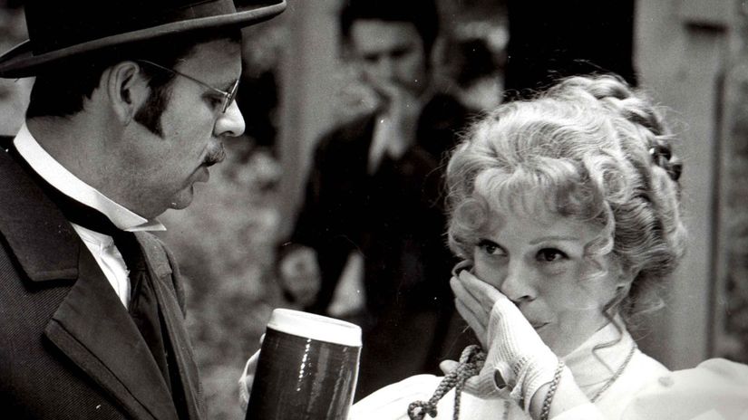 Milovala ho 44 rokov no pred oltar neisla Ivu Janzurovu 84 trauma z minuleho rezimu navzdy poznaila