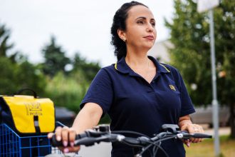 Myslite si ze sa len prechadzaju Slovenska postarka ma na nohach maraton a casto je jedinym kto skontroluje vasich rodicov