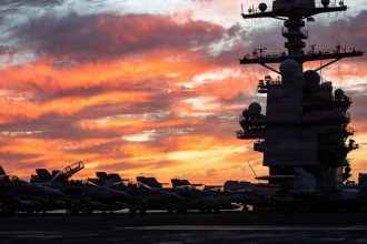 Najvacsia lietadlova lod sveta opusta Blizky vychod Pentagon si uvedomuje ze sa blizi k hranici operacnej kapacity