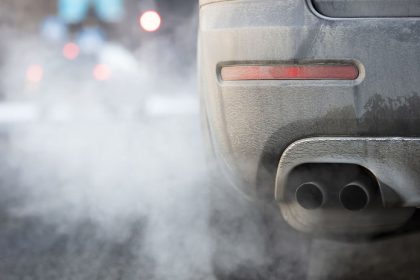 Nemecki ekologovia ziadaju sudny zakaz predaja BMW a Mercedesov so spalovacimi motormi