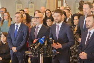 Nieco sa deje SES opozicnych stran zverejnilo ohlasenie velkej tlacovej konferencie