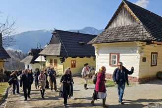 Nori navstivili Vlkolinec vital ich urazlivy napis samosprava musela hostom vysvetlit o co ide