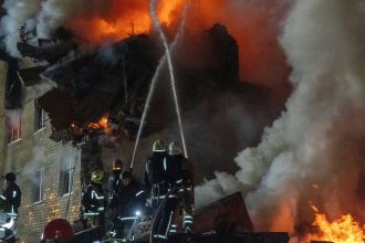 ONLINE Charkov v slzach spod trosiek zniceneho bytovky vytahuju dalsie tela Ruske utoky zabili aj dve deti