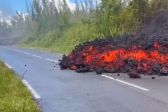 Ohniva rieka pretrhla cestu soferi si na mobil natacali ako sa lava leje priamo cez vozovku