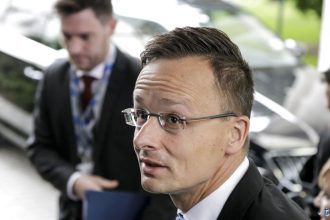 Orbn naridil vysetrit odpocuvanie sefa diplomacie Szijjarto podla medi pravidelne informoval Lavrova o rokovaniach EU