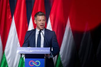 Politico Magyarova Tisza si pre demontaz Orbanovho systemu vybrala spickovych manazerov