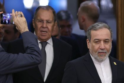 Pomaha Rusko Iranu utocit na Americanov Lavrov to vysvetluje