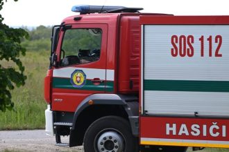 Poziar v romskej osade v Lipanoch Miestni napadli hasicov a hadzali po nich kamene