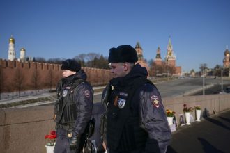 Ruski policajti zarabaju ovela menej nez slovenski Nespokojnych posiela najbohatsi poslanec na front